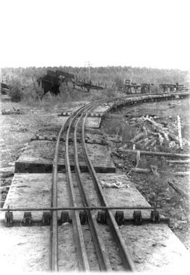 Поезд из платформ ЛТ-14, дооборудованных для перевозки рельсовых плетей Р24 длиной 100 м. Нюбская УЖД, 1992 г.